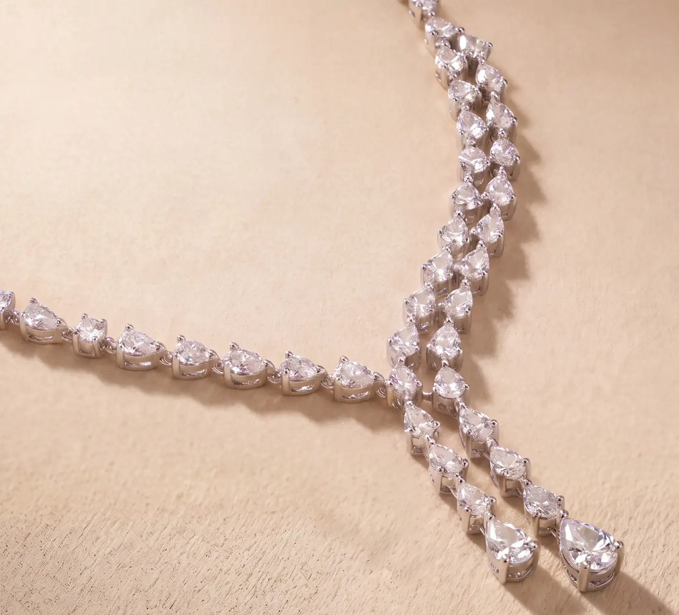 Lariat necklace in 14K white gold